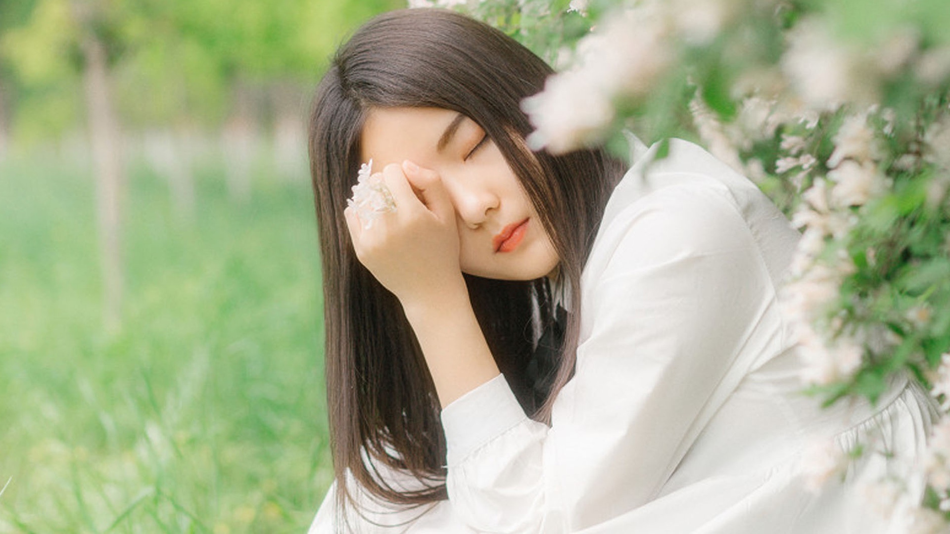 花海中的美人