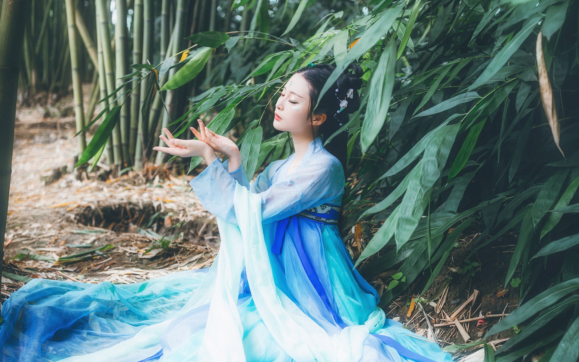 两位穿汉服的美女,撑着油纸伞,惊艳了西湖!