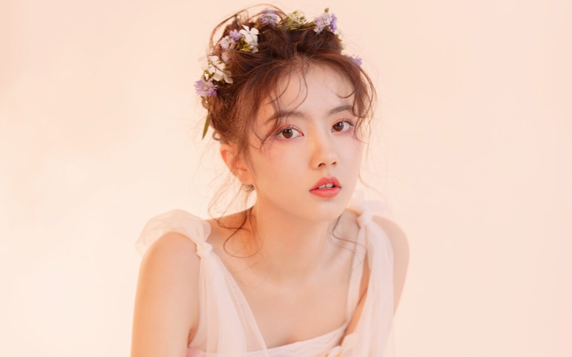 粉色的少女系装扮的美女图片