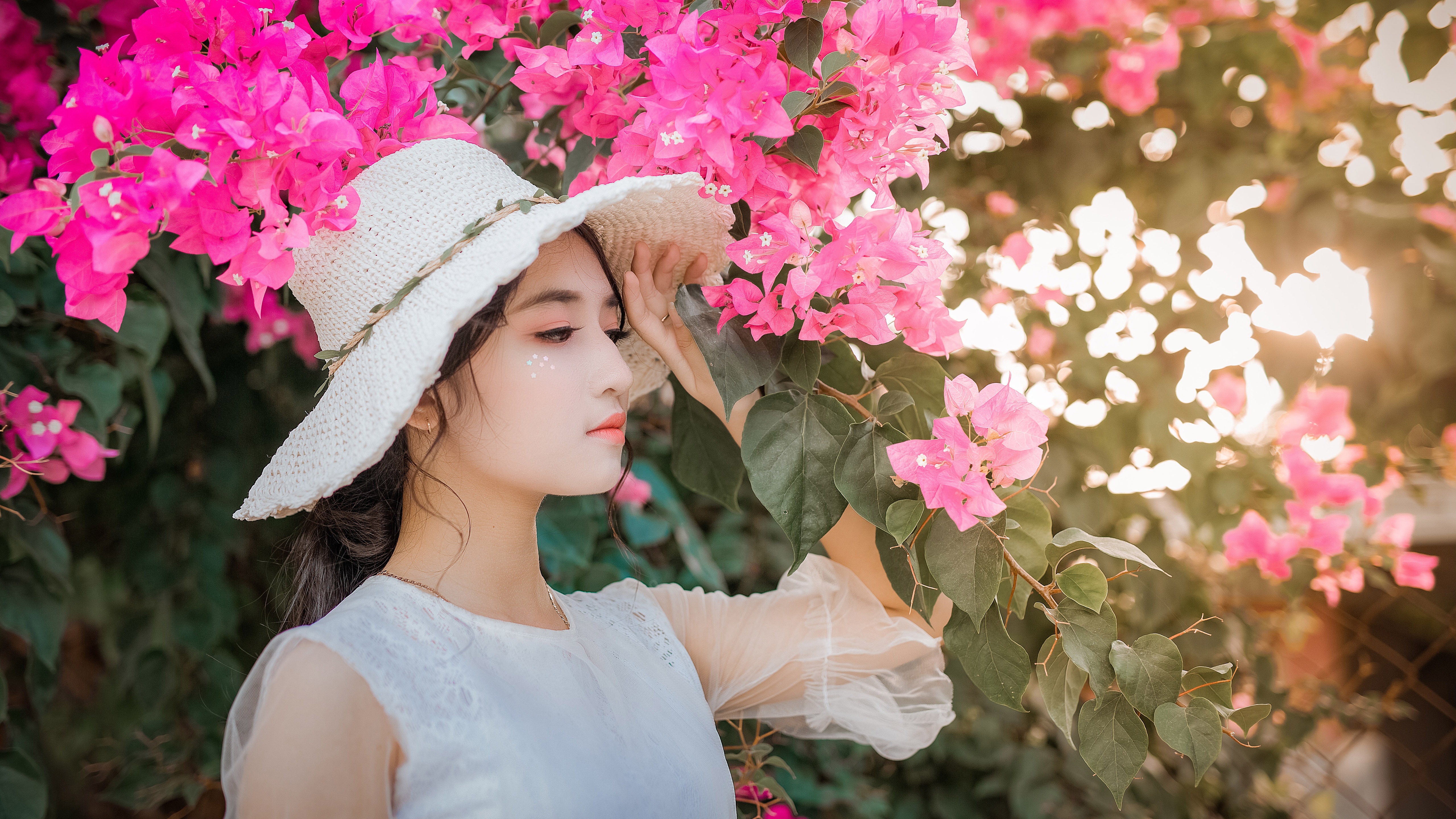 花海中的漂亮像仙女的美女