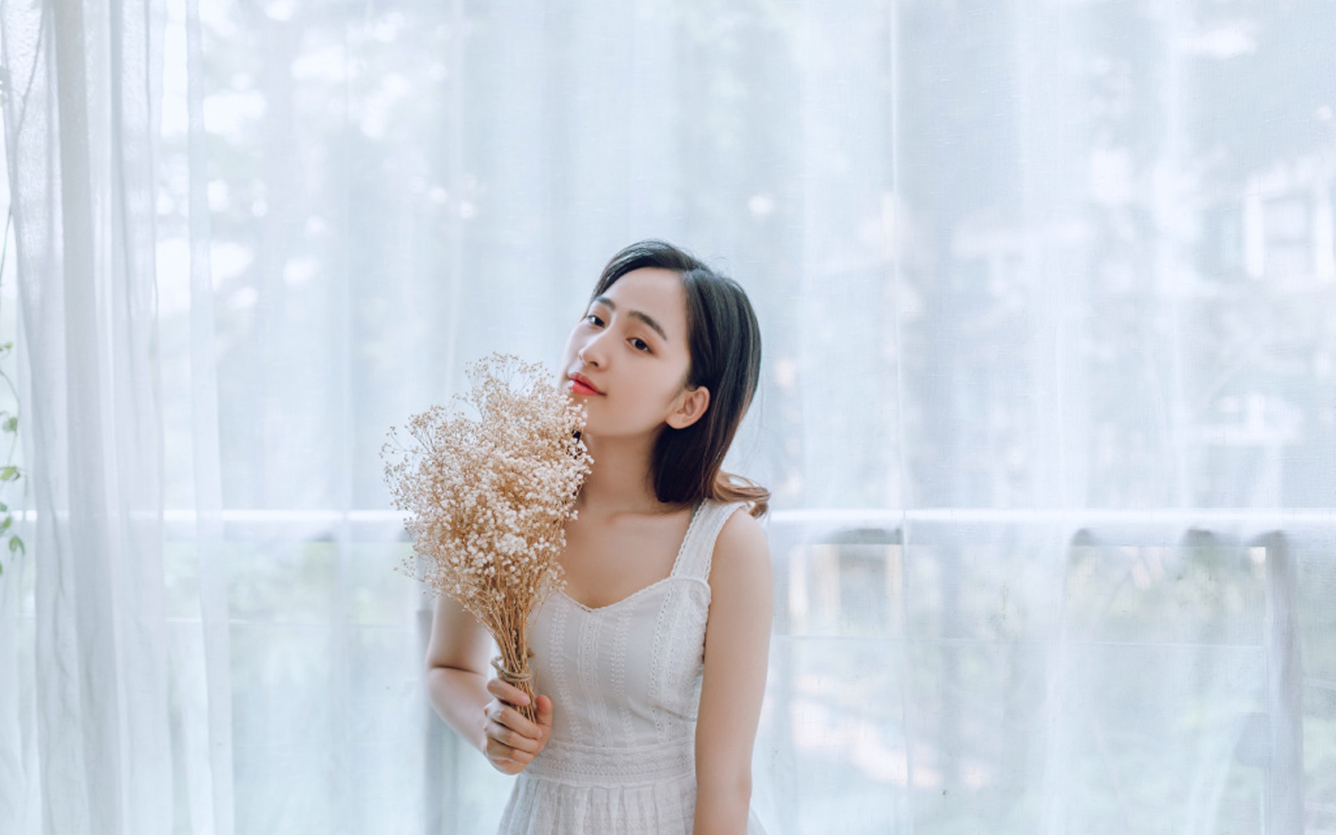 优雅的白裙仙女般的美女