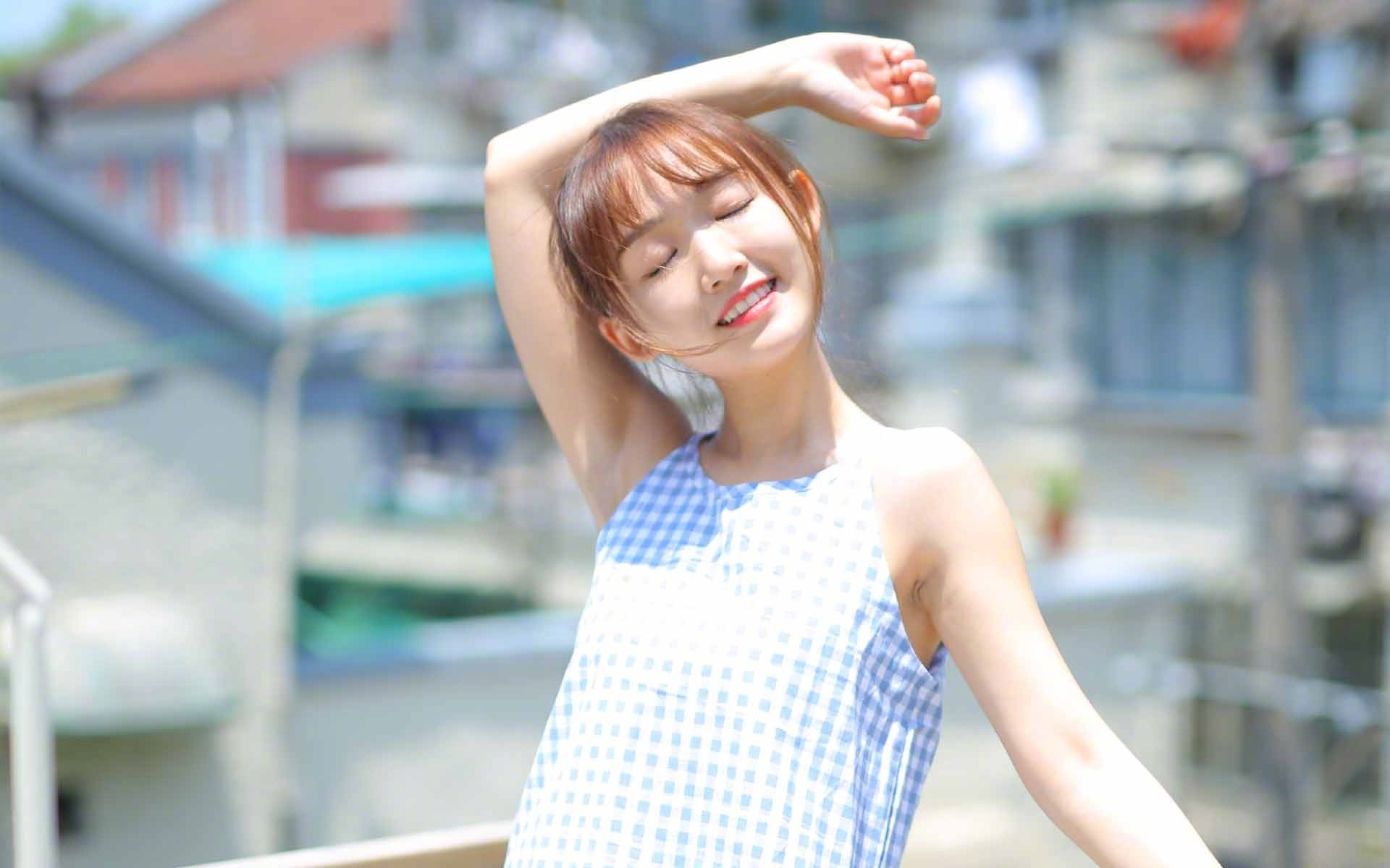 阳光下的青春靓丽女子