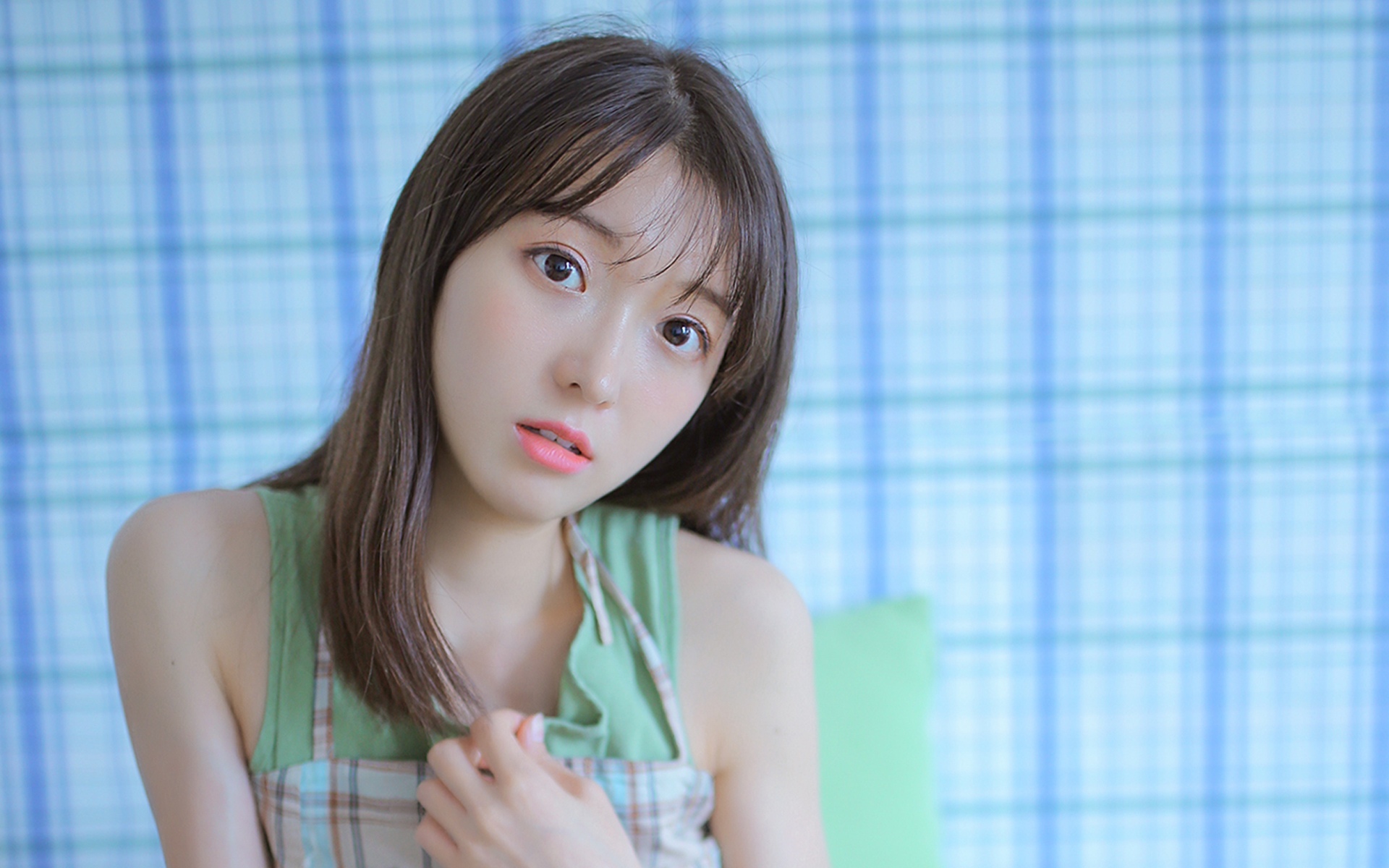 格子吊带裙清新小美女
