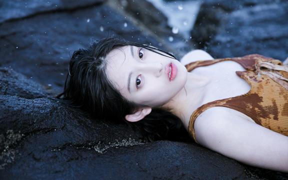 比基尼美女尽情的享受海风吹