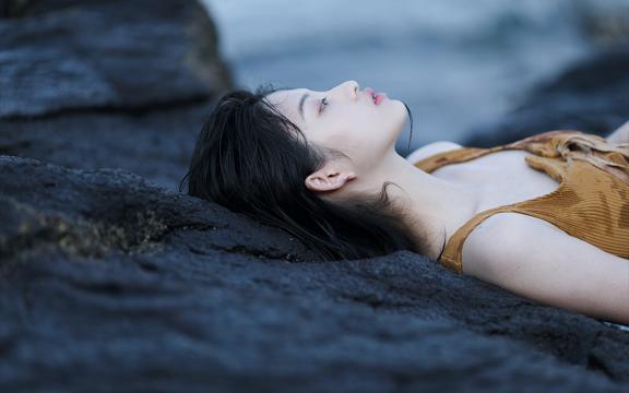 比基尼美女尽情的享受海风吹