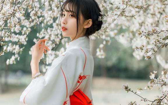纯日系风格的樱花和服美女漫步在花海中
