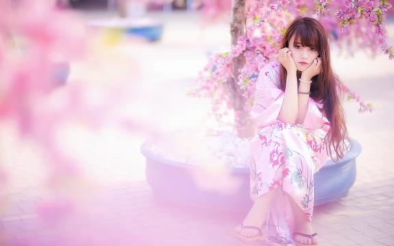 纯日系风格的樱花和服美女漫步在花海中