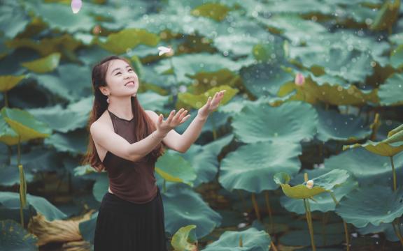 像莲花一样美丽的美女