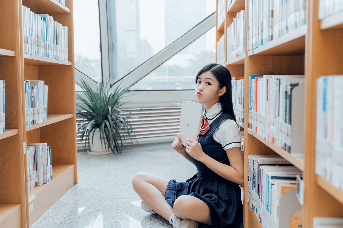 漂亮的小姐姐在图书馆里
