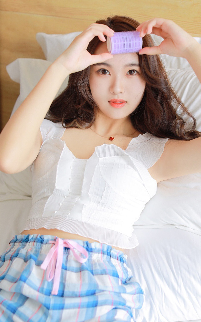 长发的美女的一颦一笑