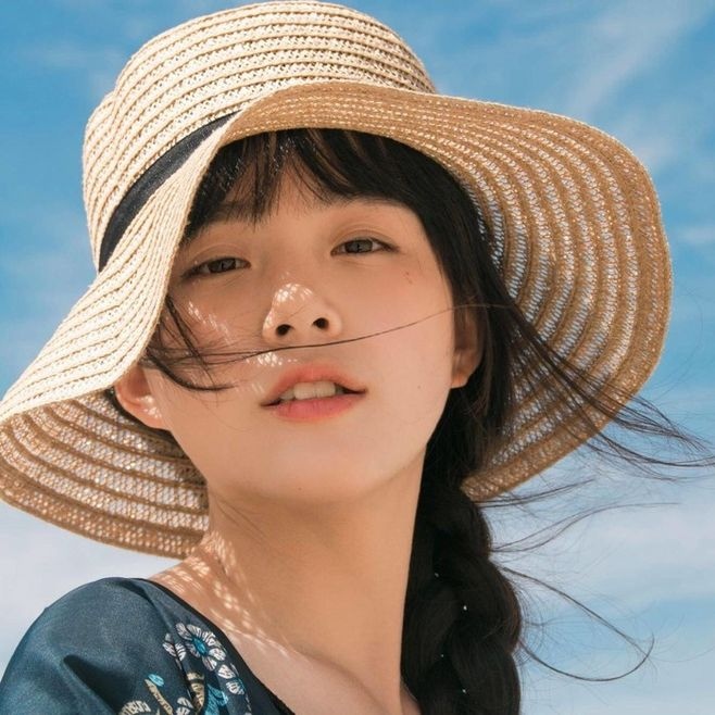 清纯可人妩媚动人的校花