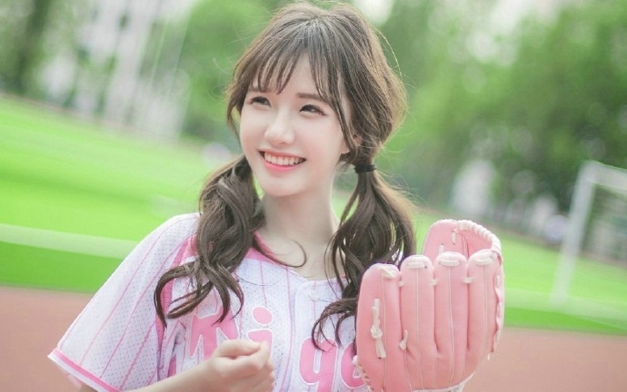 双马尾元气棒球少女甜美写真