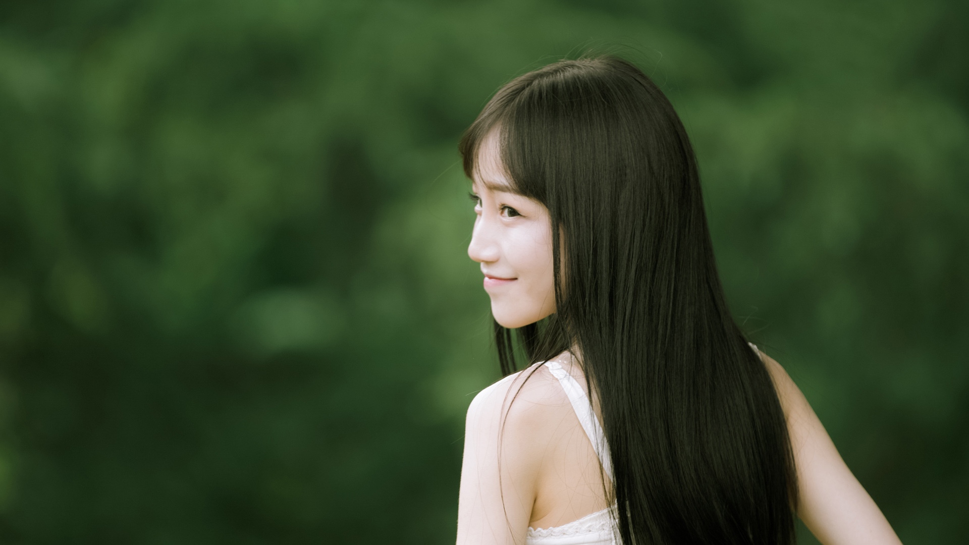 明艳动人的气质美女写真