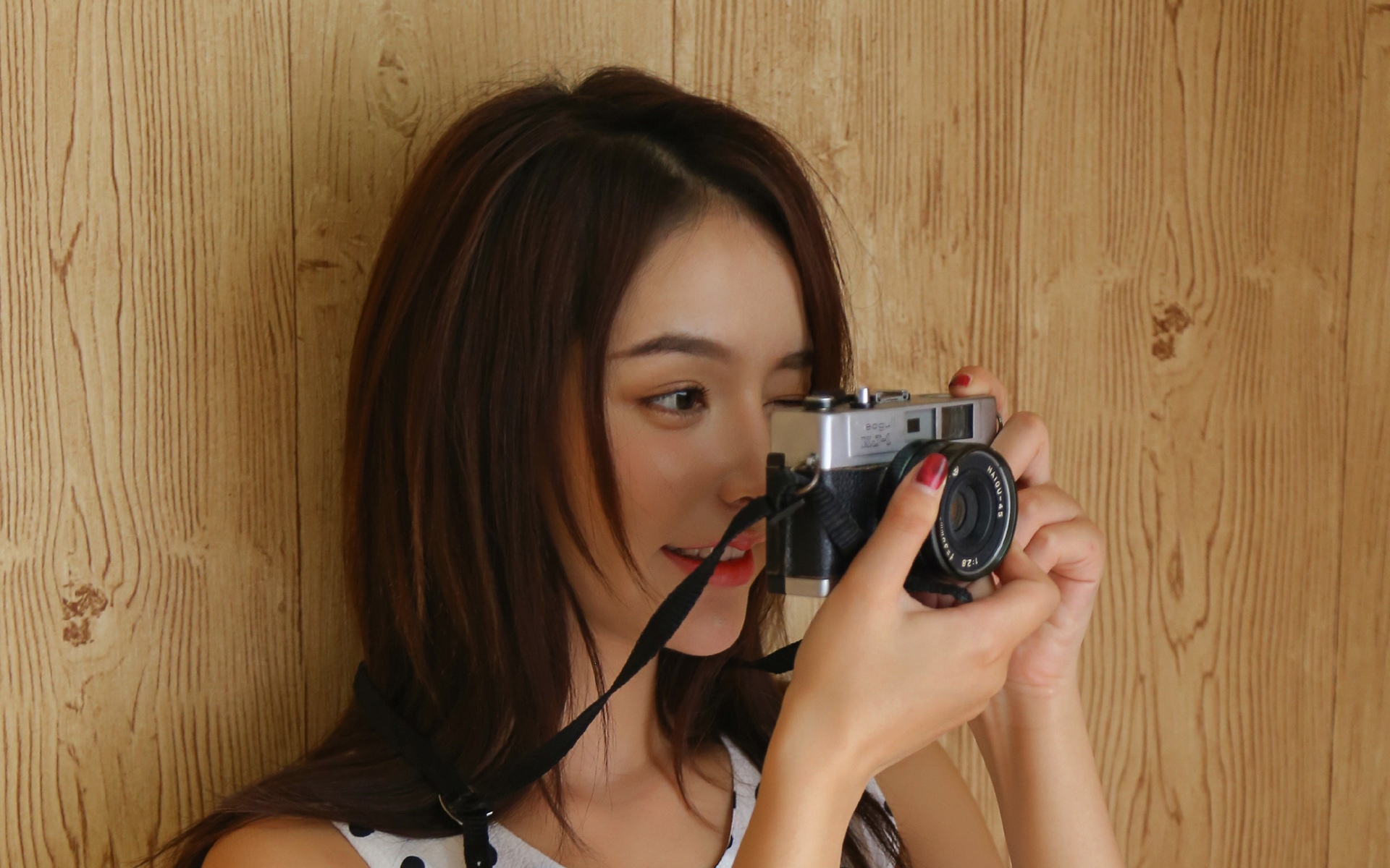 元气清纯美女居家暖色调写真