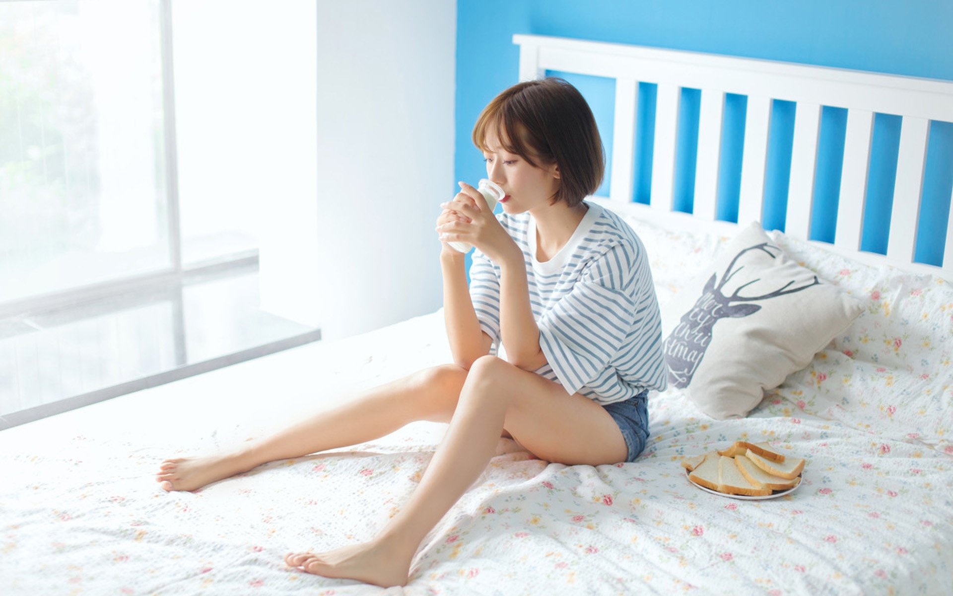 短发清纯气质美女家居写真