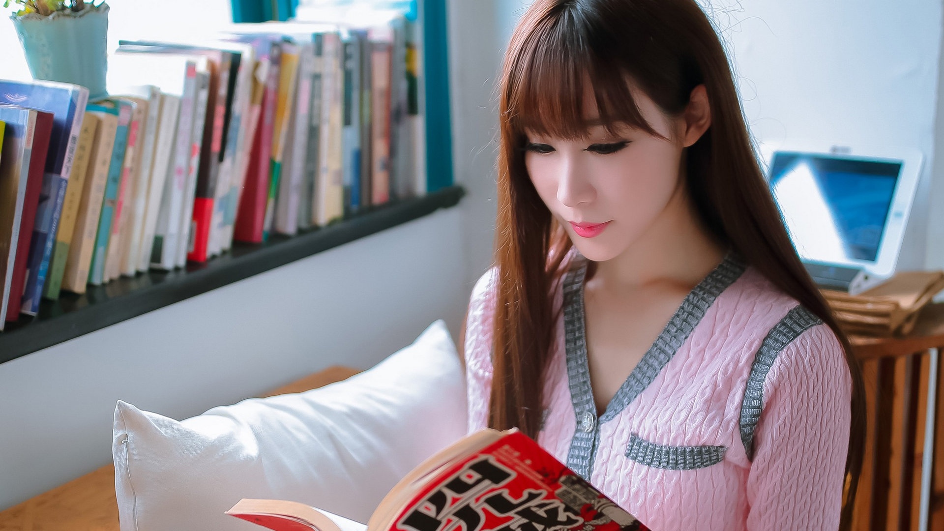 清纯粉色美女文艺写真