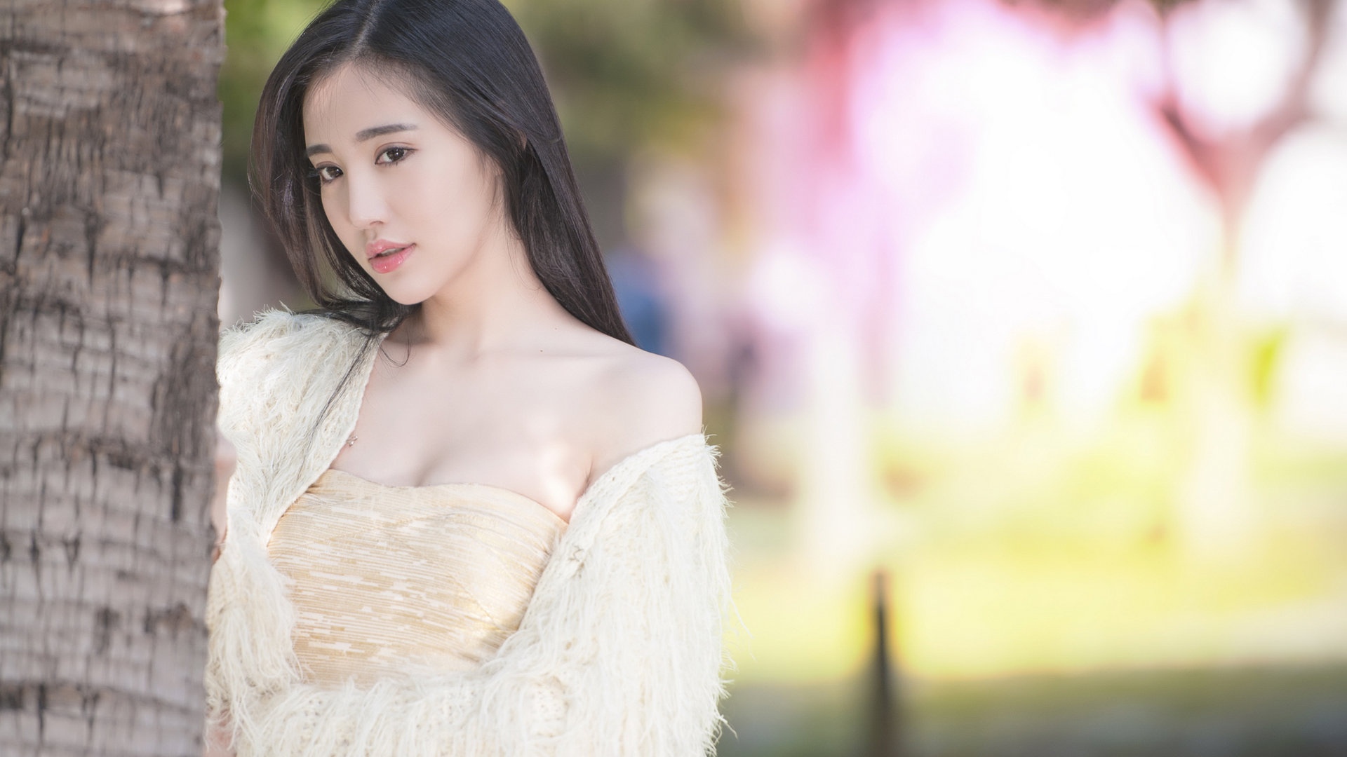 白嫩美女户外迷人写真