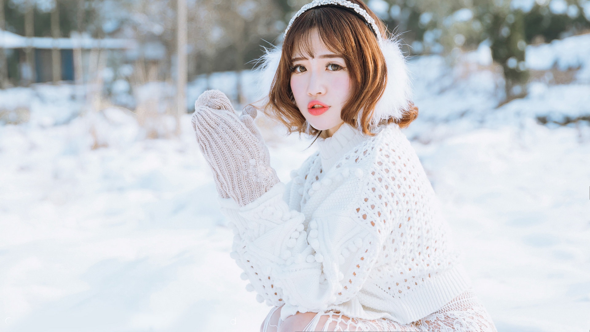 美丽冻人雪地美女