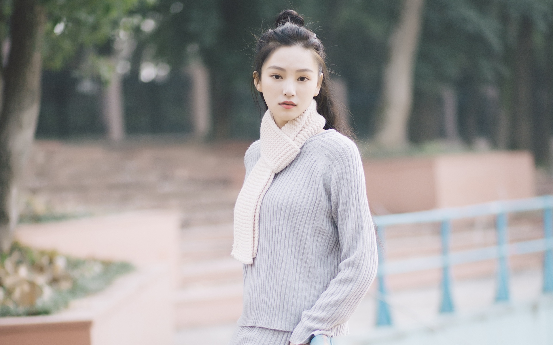 武大校花黄灿灿户外甜美写真