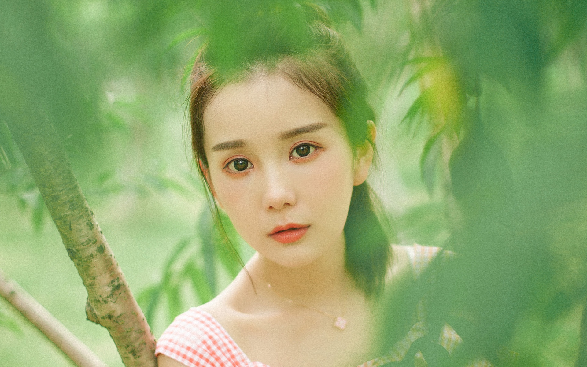 红唇美女清新养眼写真