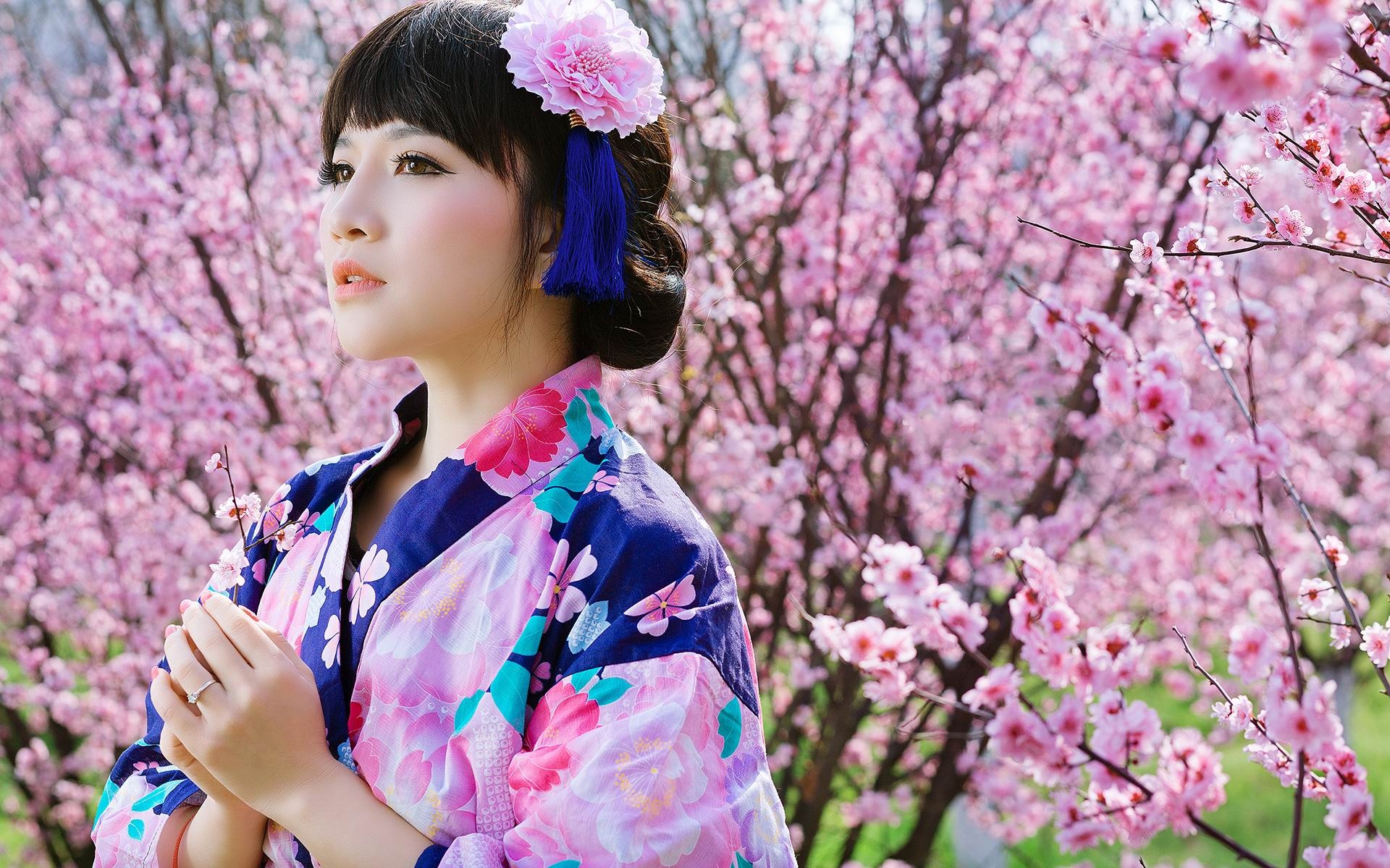桃花花海中的和服美女