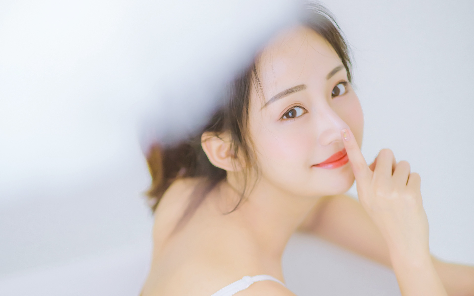 吊带白裙美女私房写真
