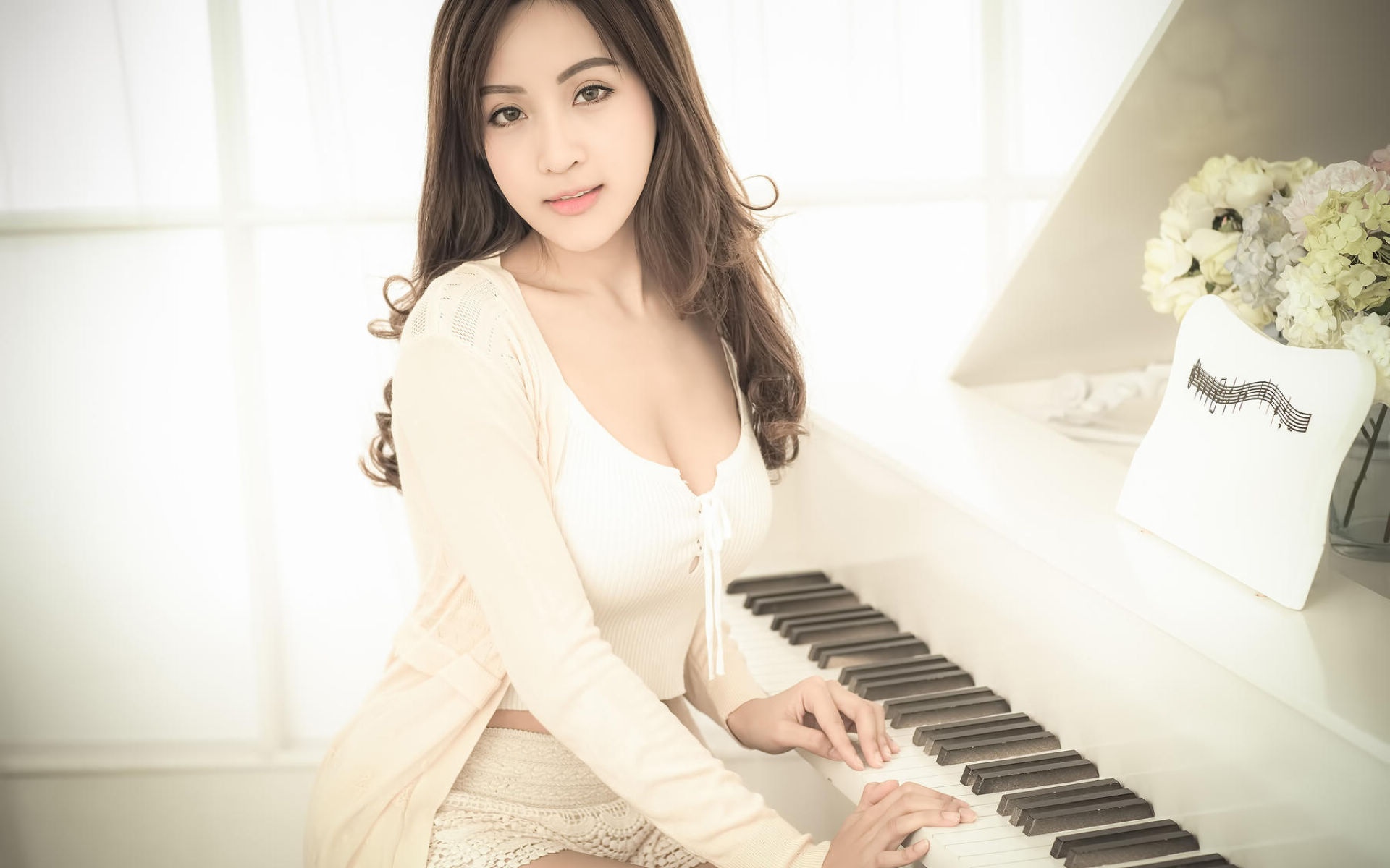 低胸吊带裙美女黄色调写真