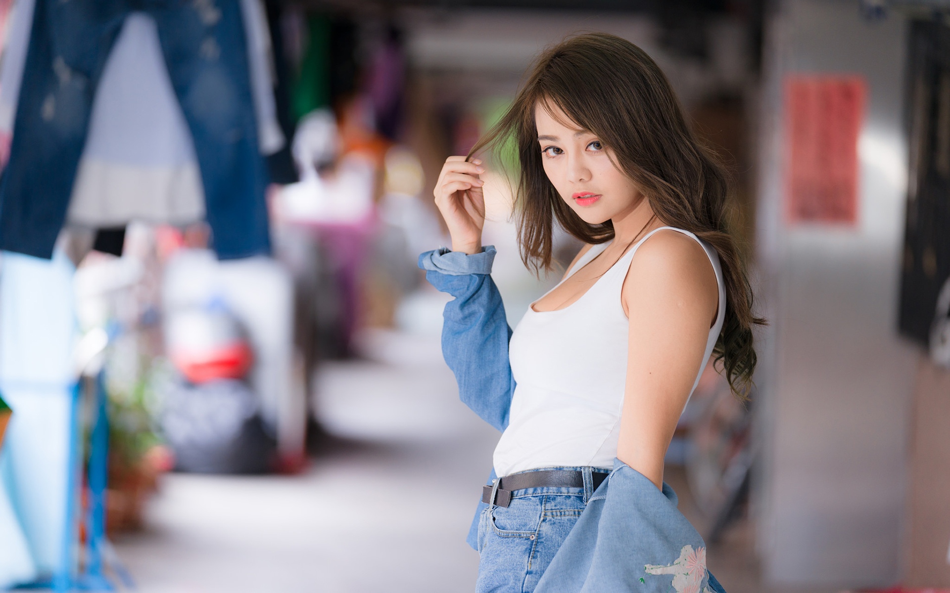 时尚街拍美女白皙迷人写真