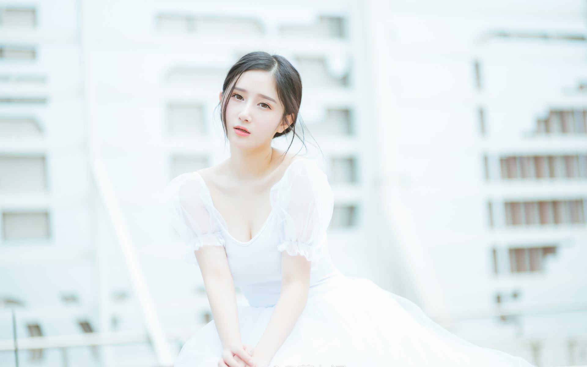 白色低胸灯笼袖美女写真