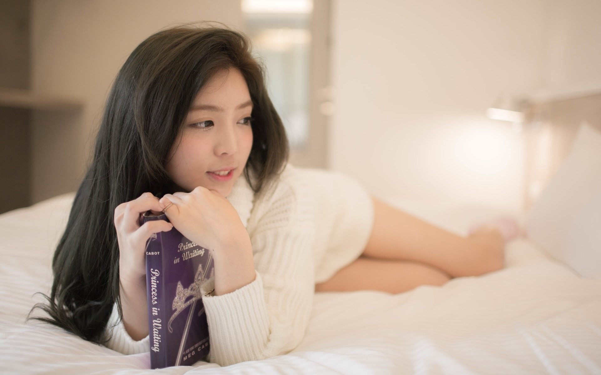 白色毛衣美女白皙迷人写真