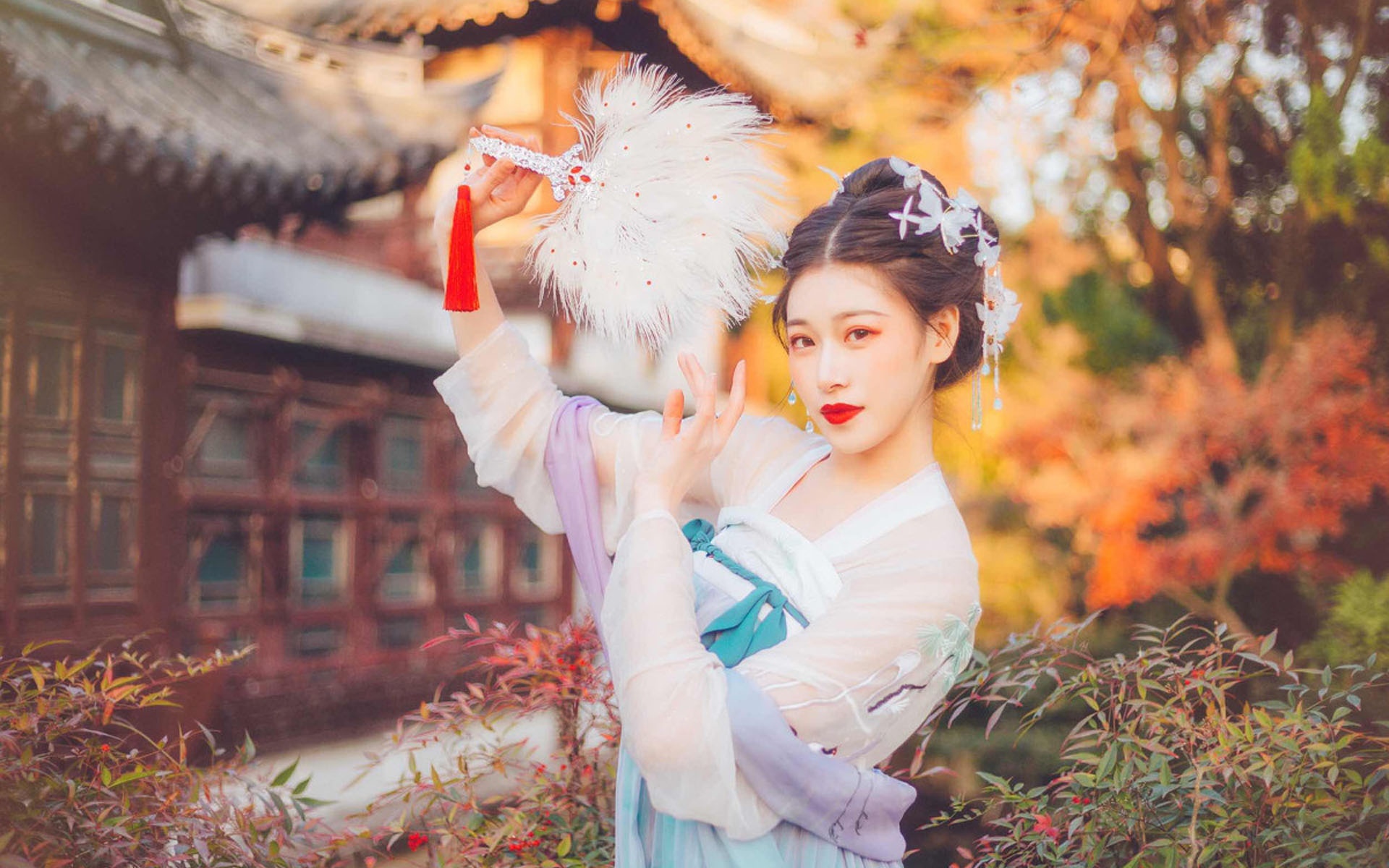 烈焰红唇古装汉服美女写真