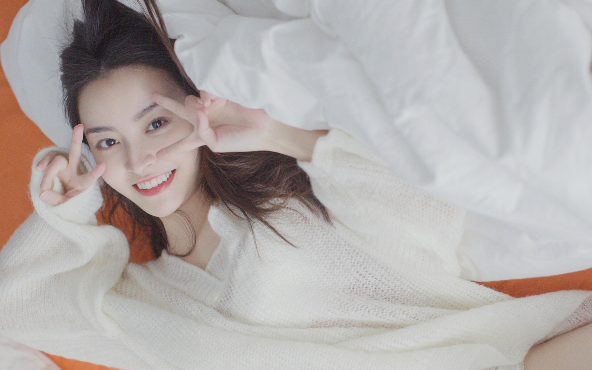 露肩毛衣美女美腿写真