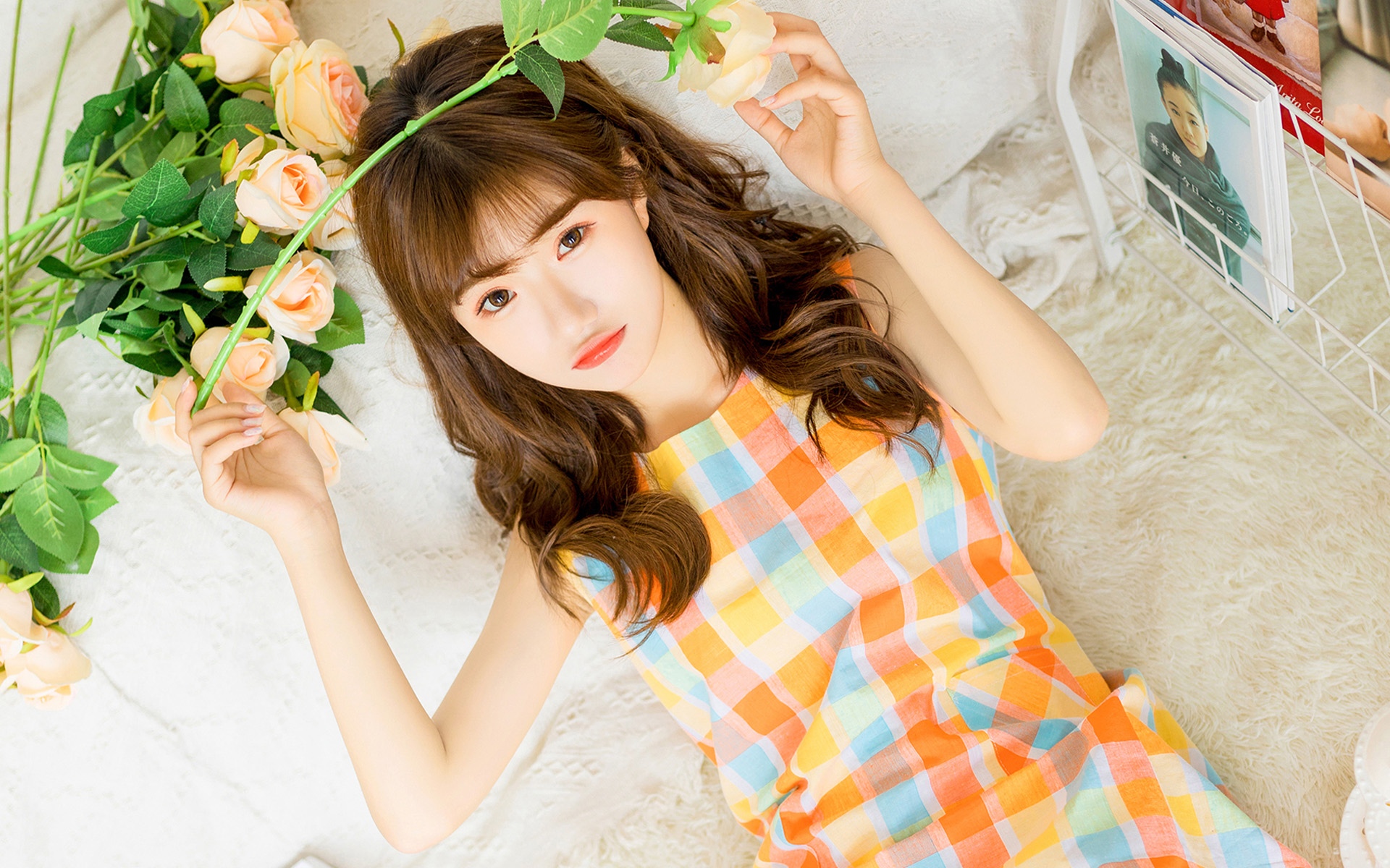 清纯甜美黄色格子裙美女