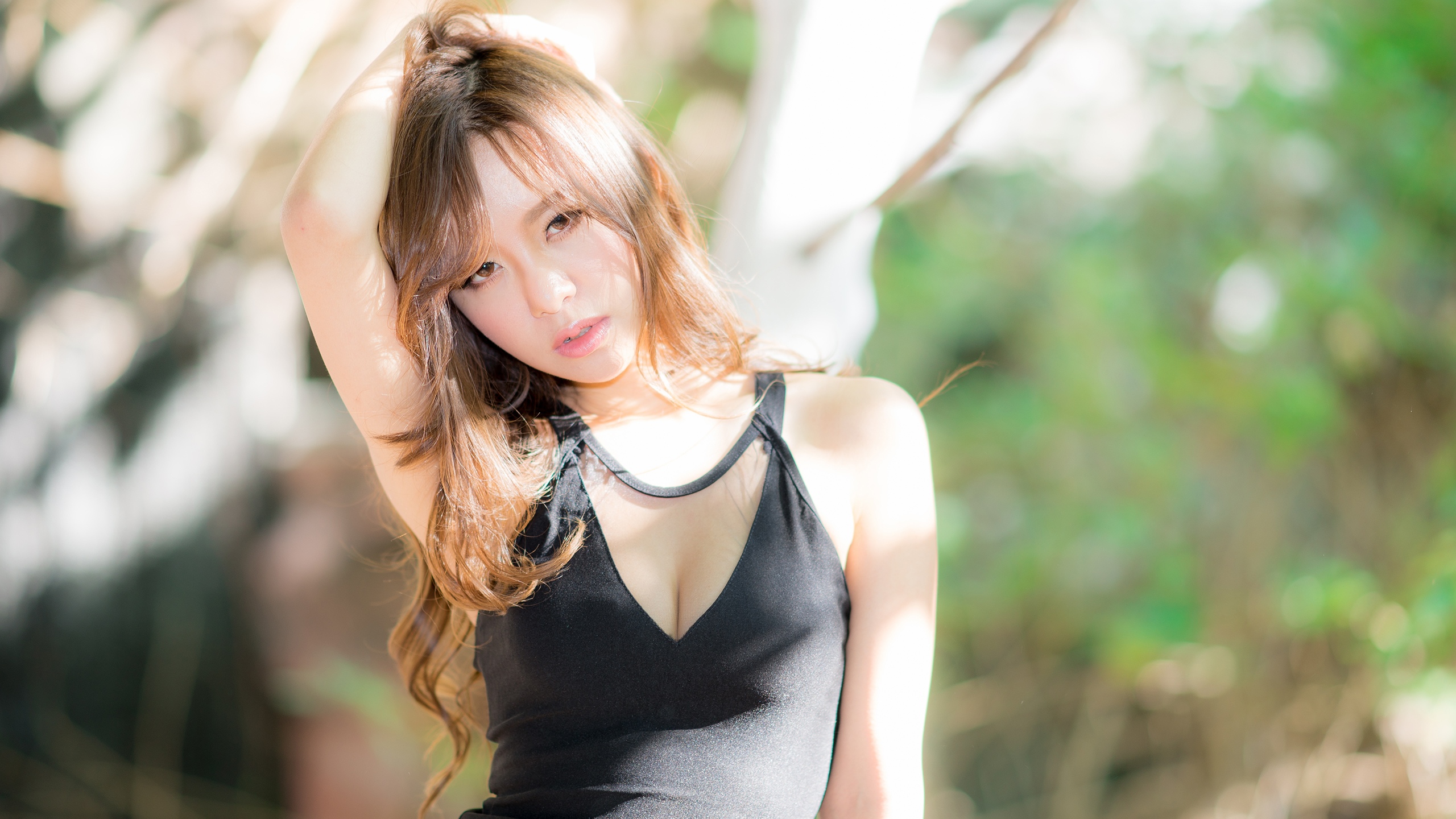 街拍长发短裙气质美女写真