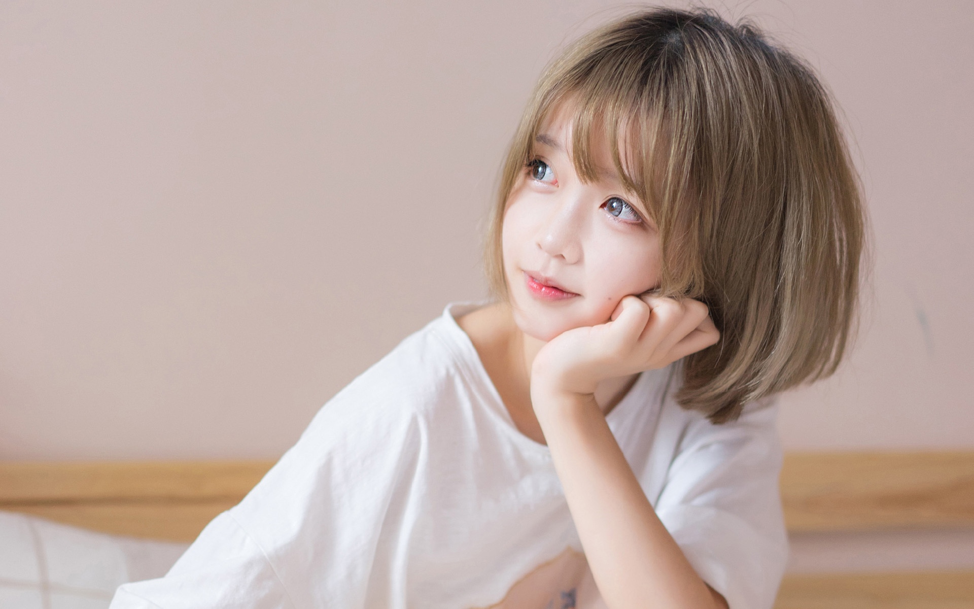 短发清新女生居家写真