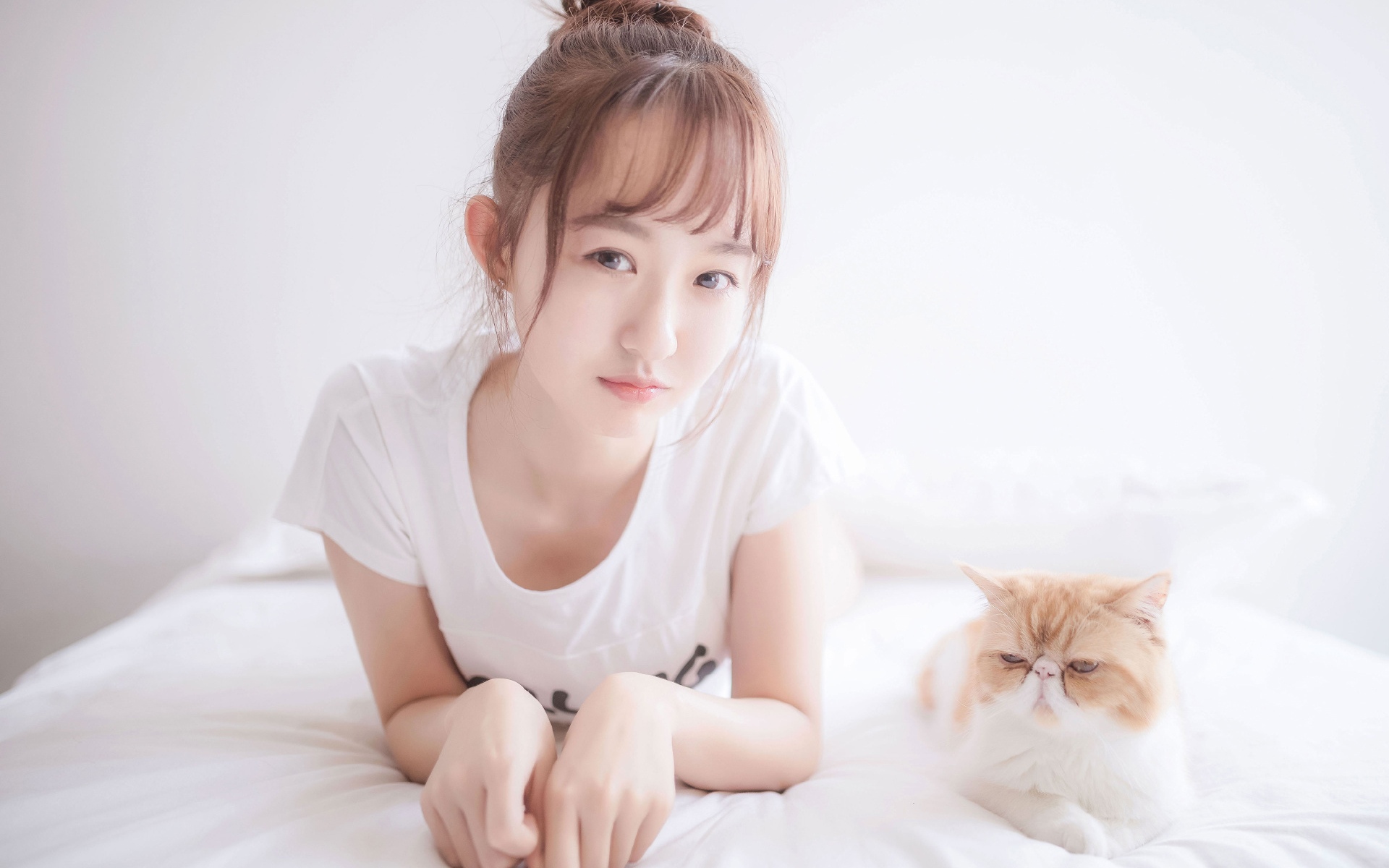 丸子头少女居家迷人写真