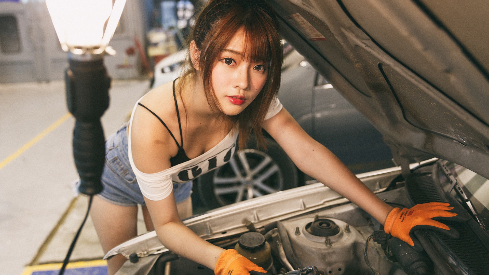 身材姣好美女车间工作照