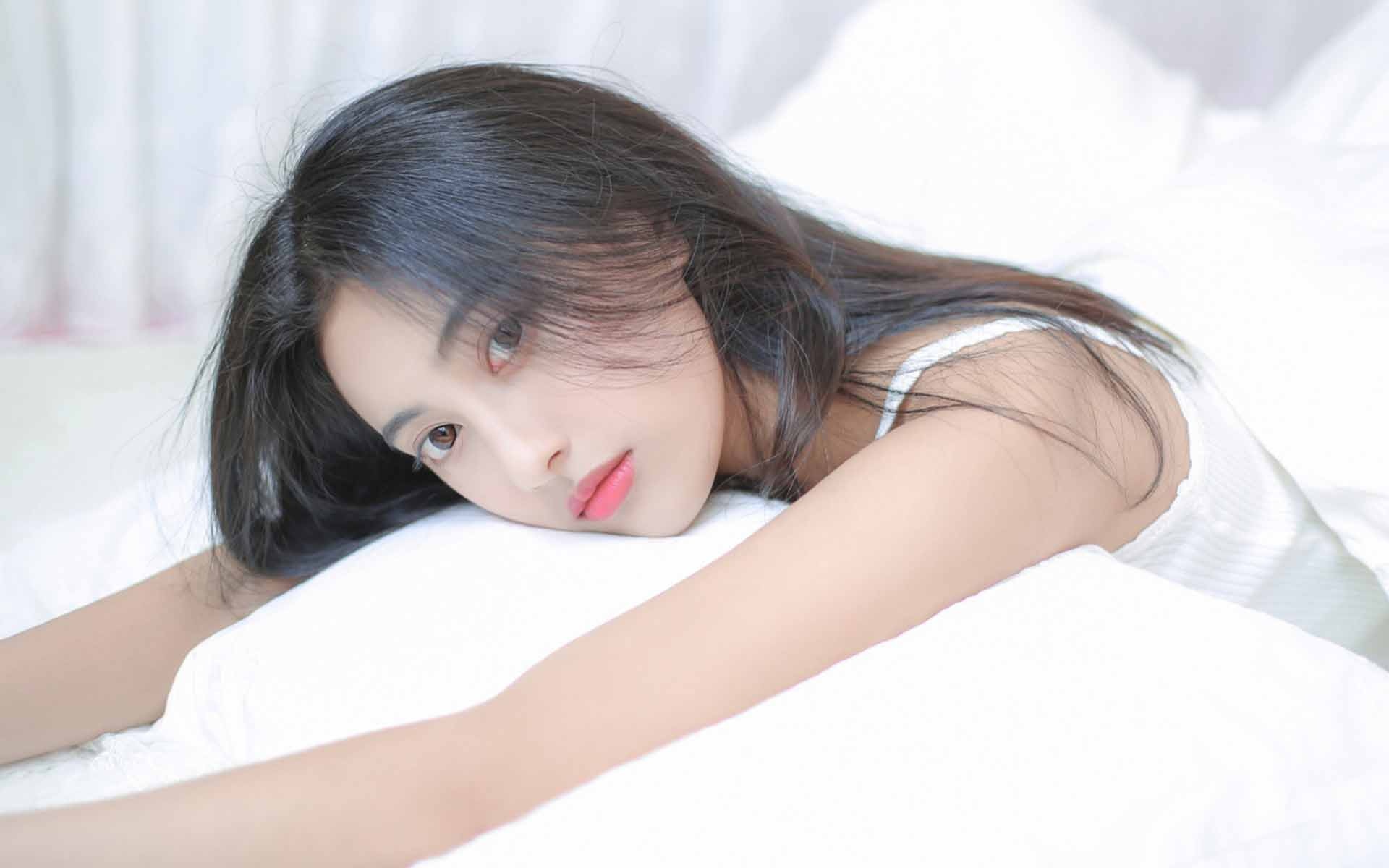 居家吊带美女慵懒写真