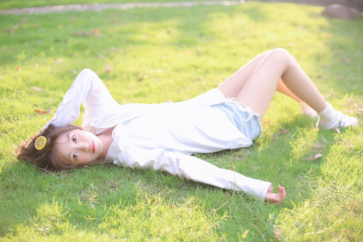 俏皮美女白衬衫迷人写真