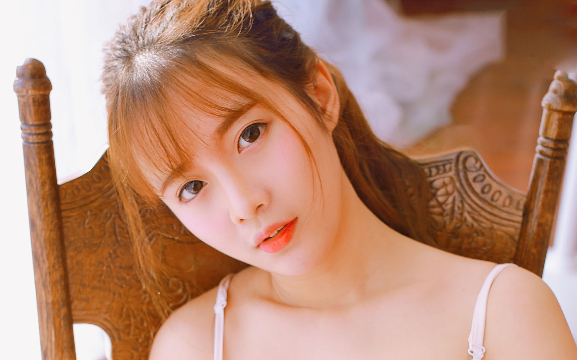 粉红吊带美女清新唯美写真