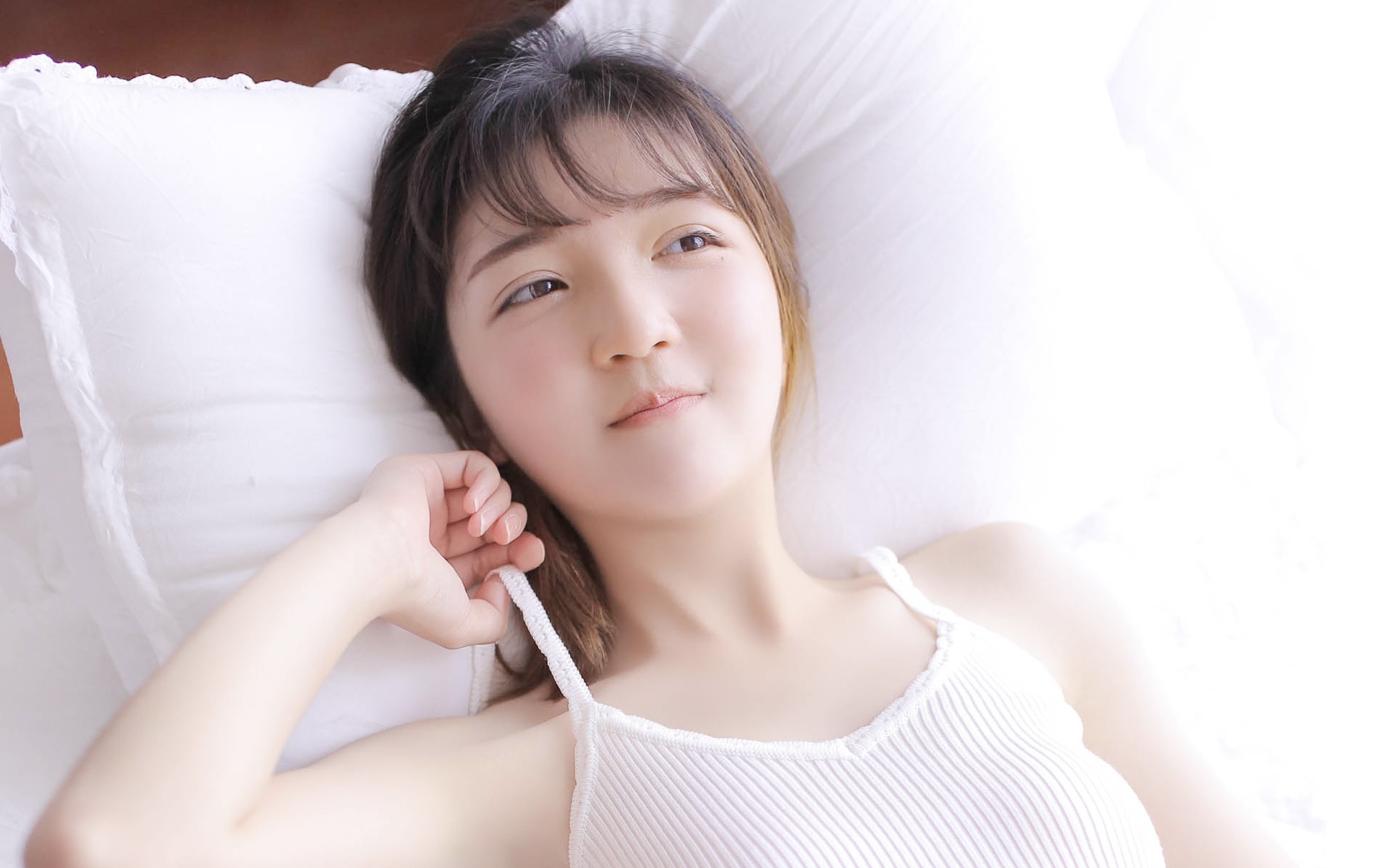白嫩吊带的清新小美女