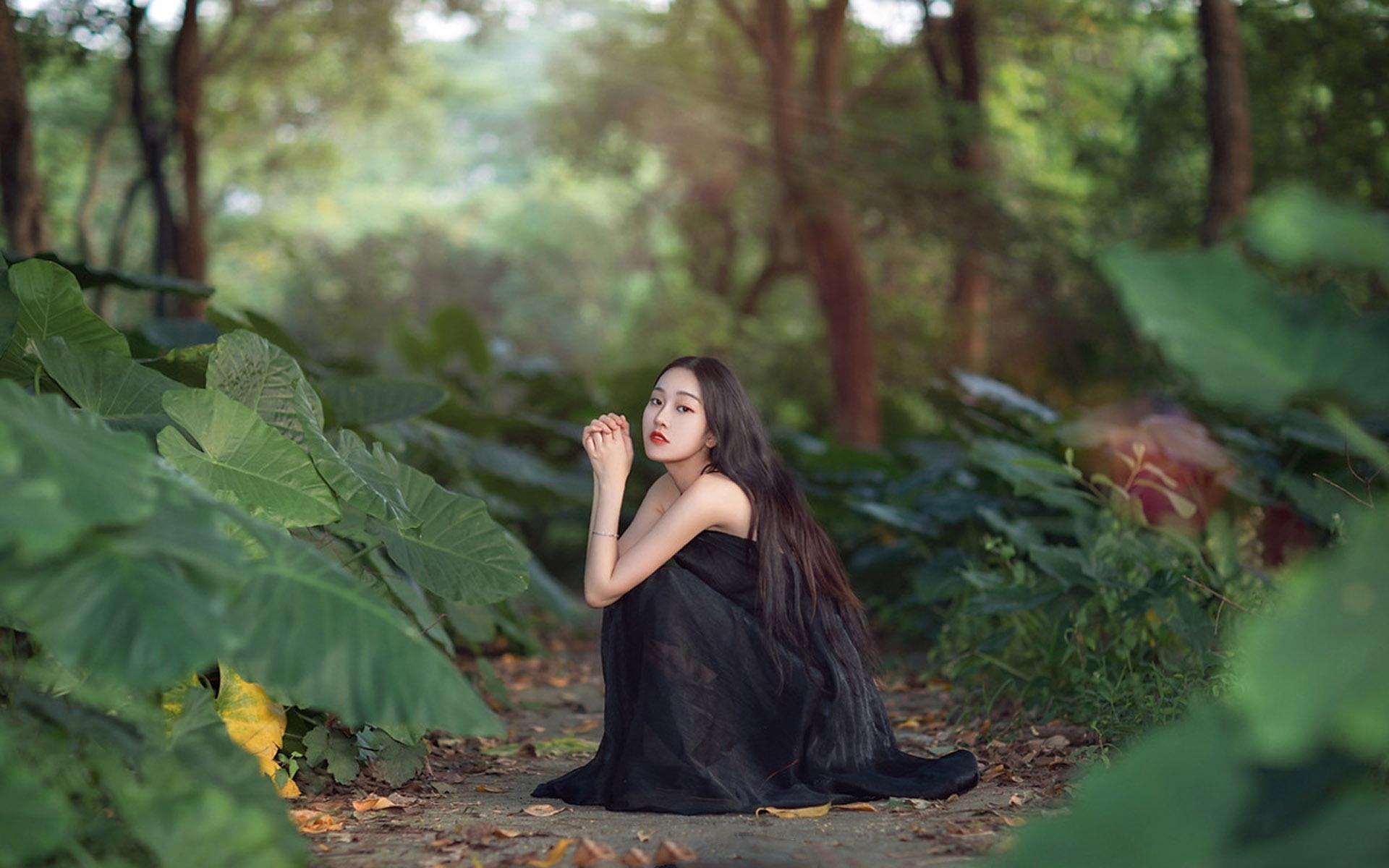 露背美女户外时尚迷人写真
