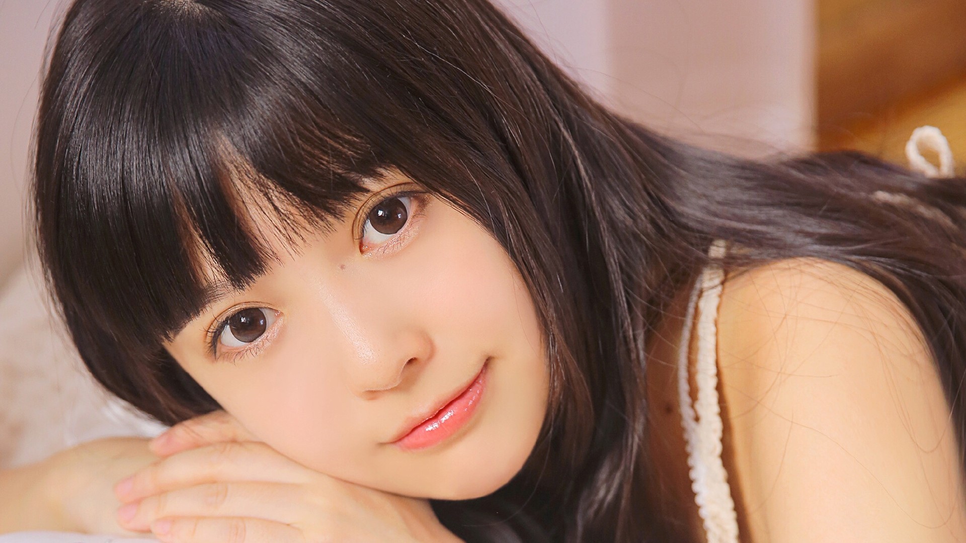 甜美齐刘海美女居家清纯写真