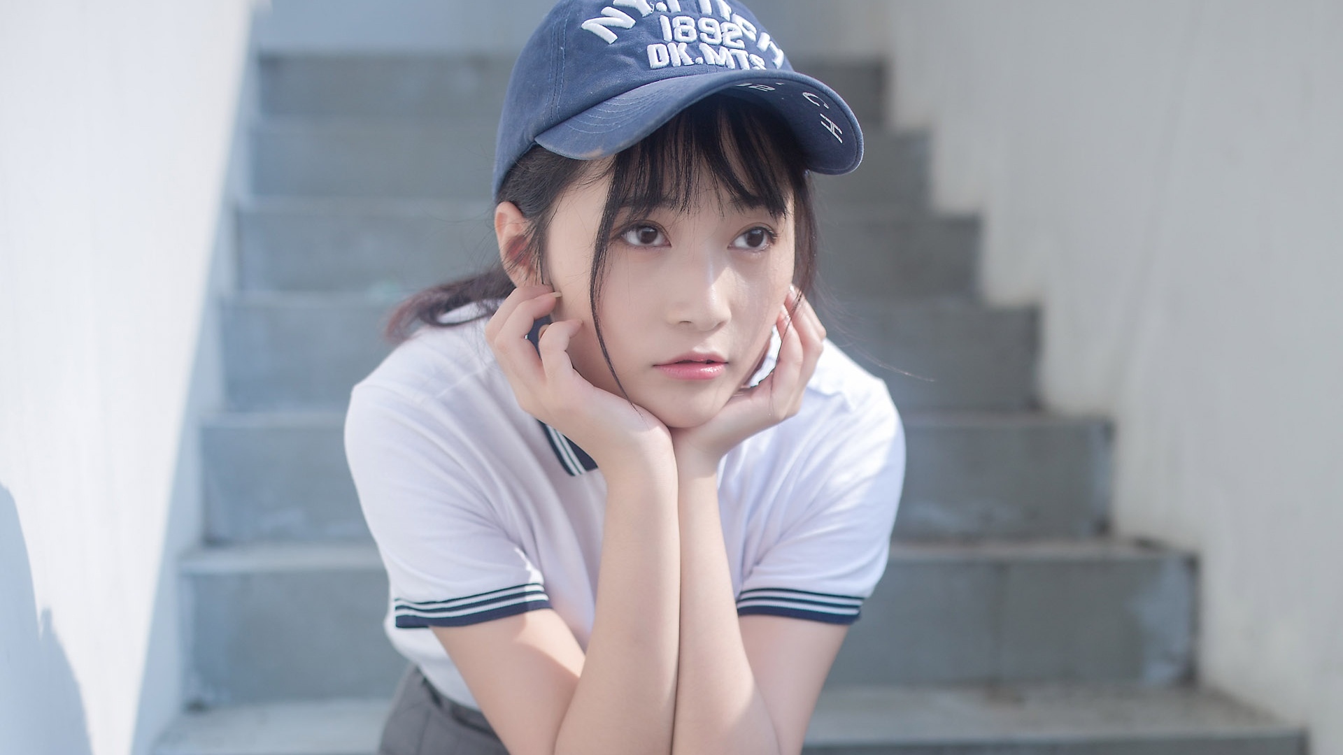 操场上的制服美女