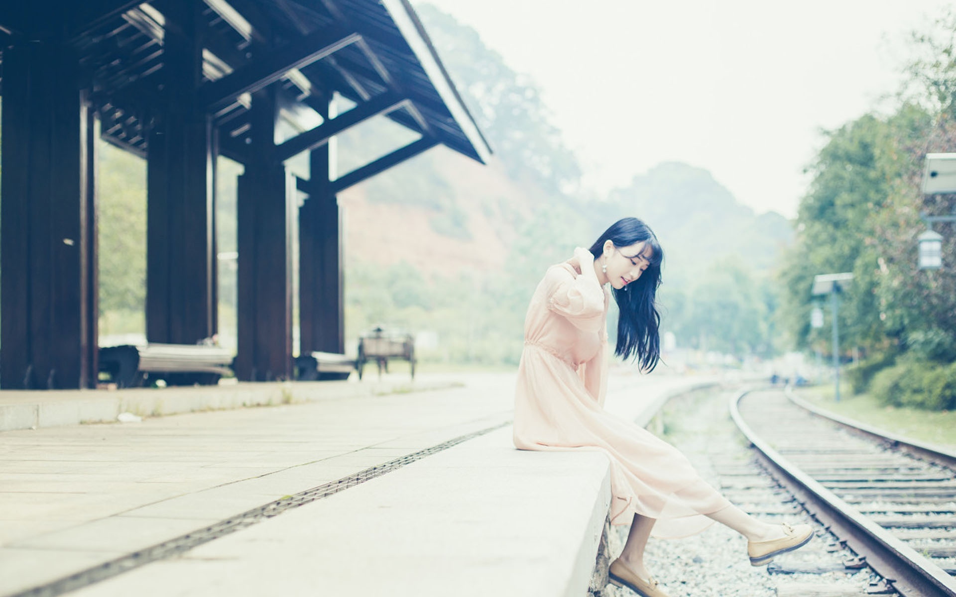 优雅迷人的长发女生长裙户外写真