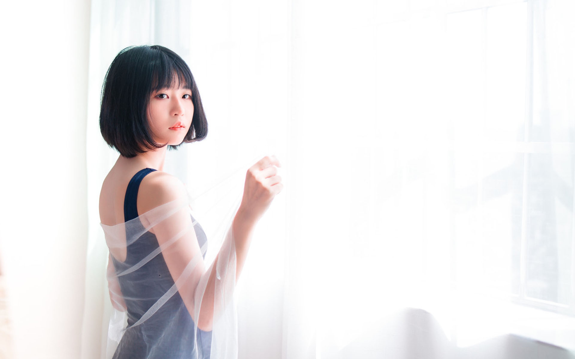 短发美女私房迷人写真