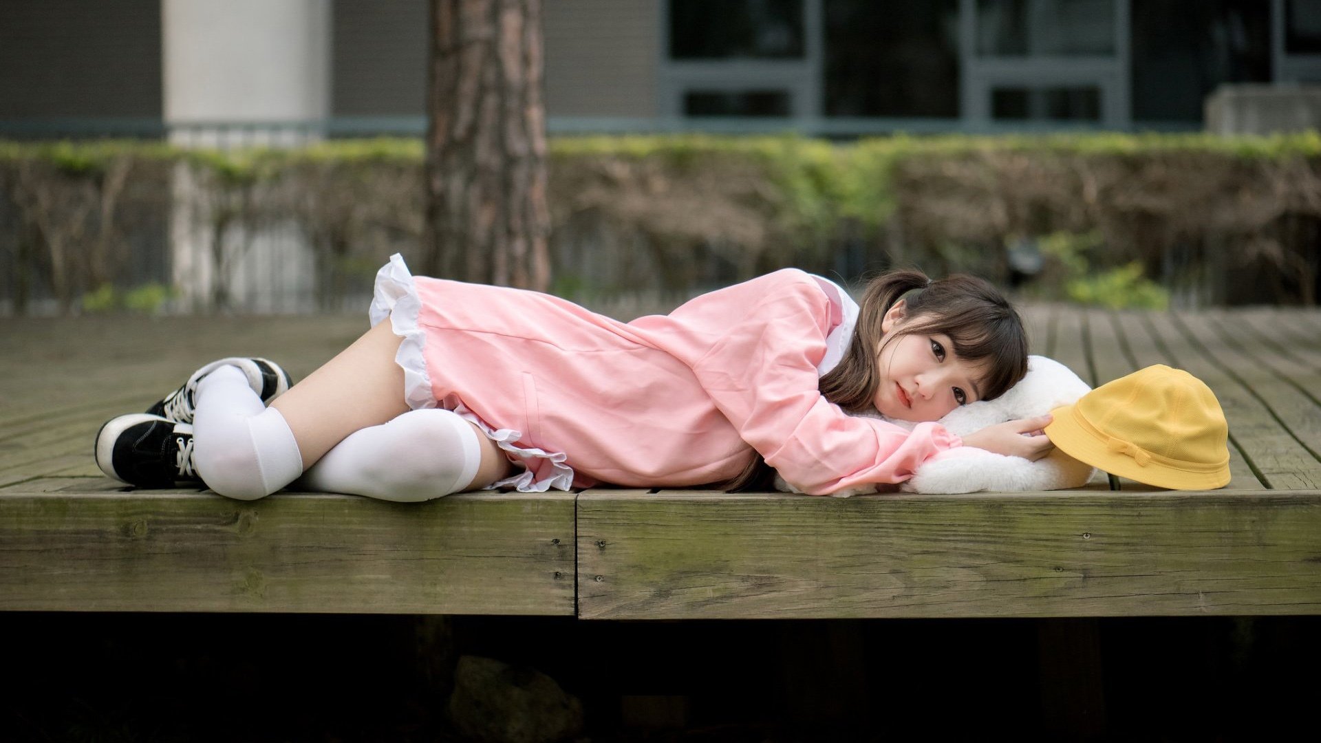 可爱美女户外迷人写真