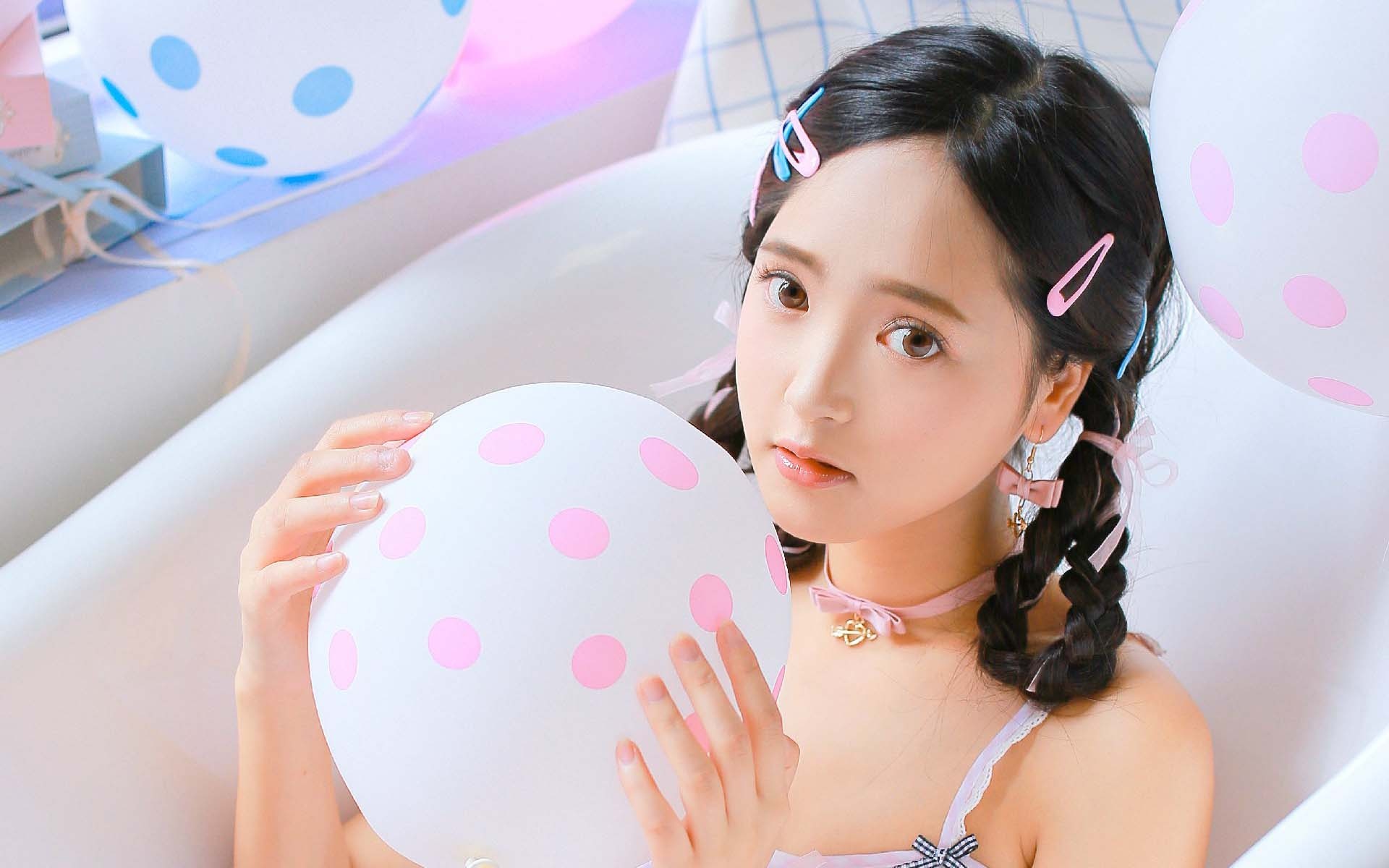 吊带白皙美女迷人写真