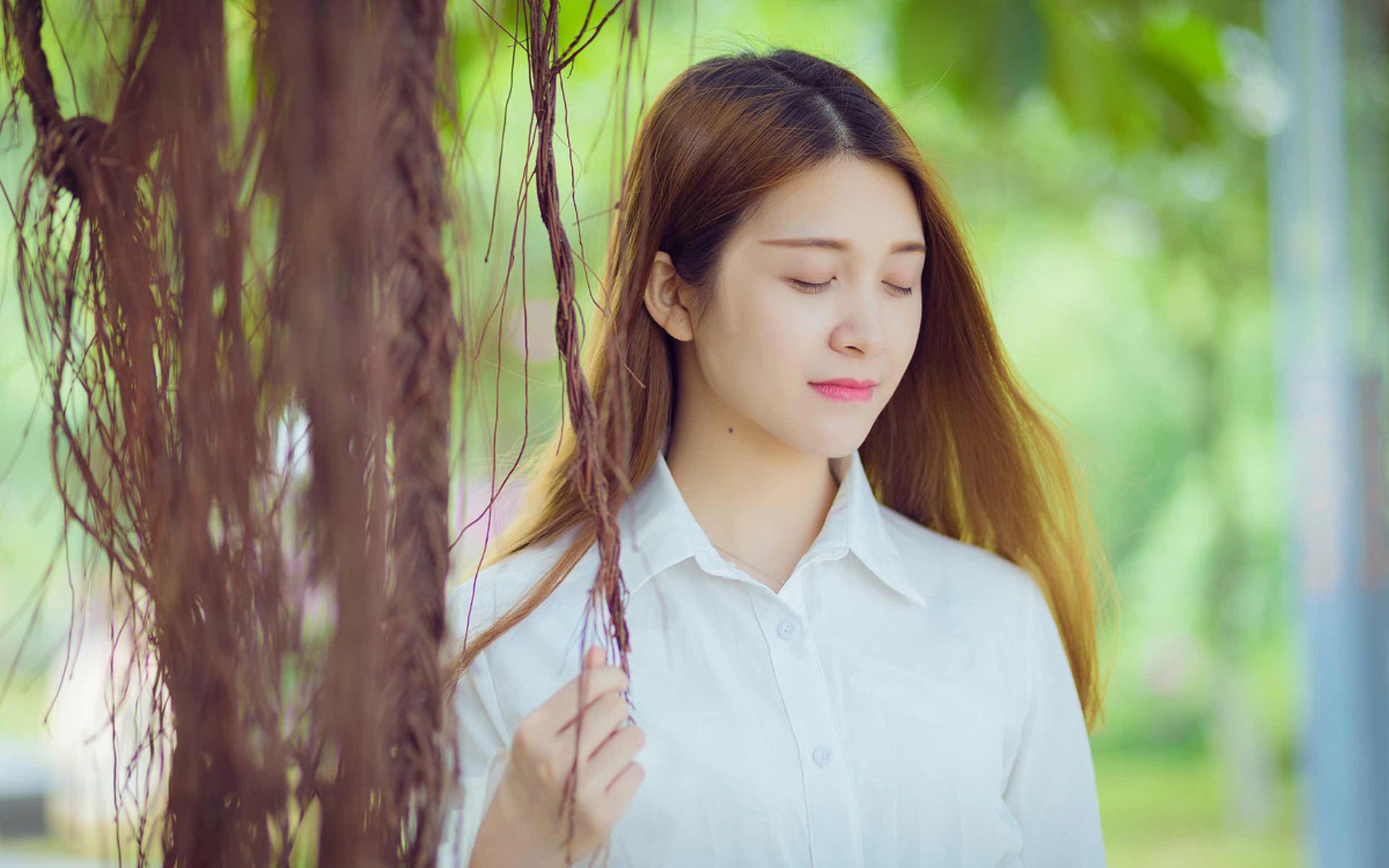 白衬衫清纯气质美女户外写真