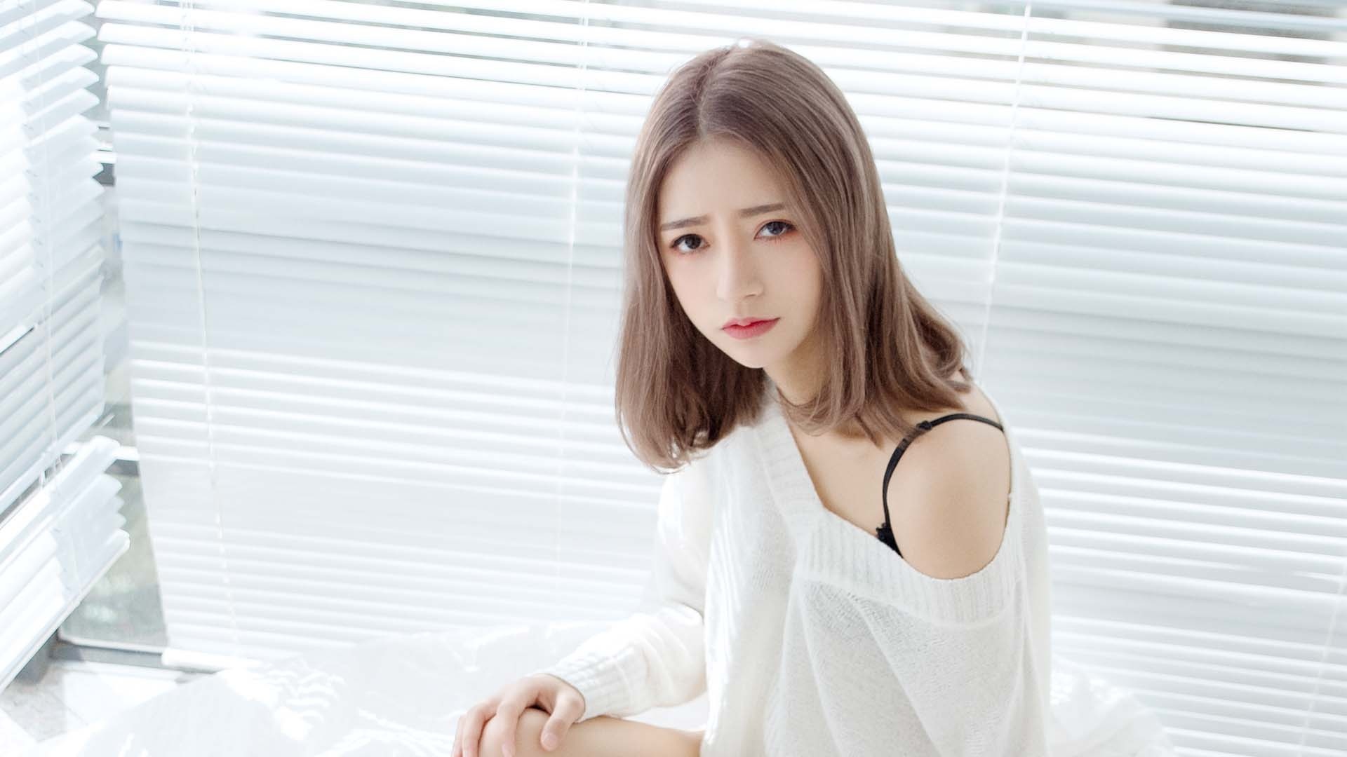 白皙美女私房迷人写真